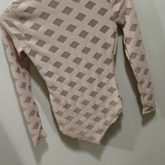 FASHIONNOVA Long Sleeve beige checkered bodysuit - Picture 7 of 12